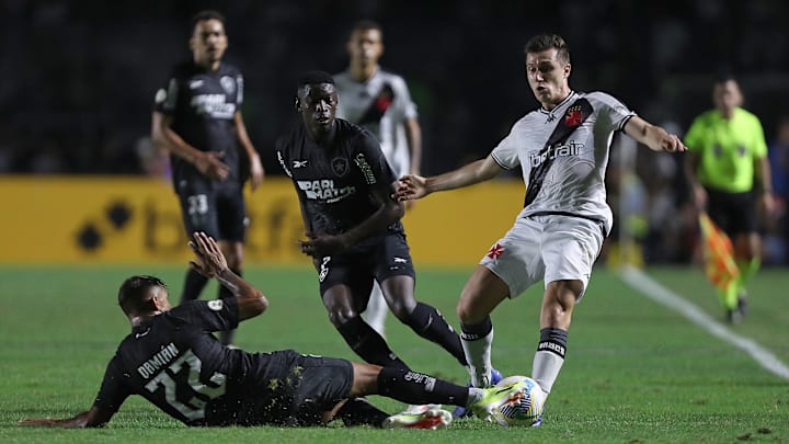 Botafogo x Vasco agita a rodada 32 do Brasileirão nesta terça, 5