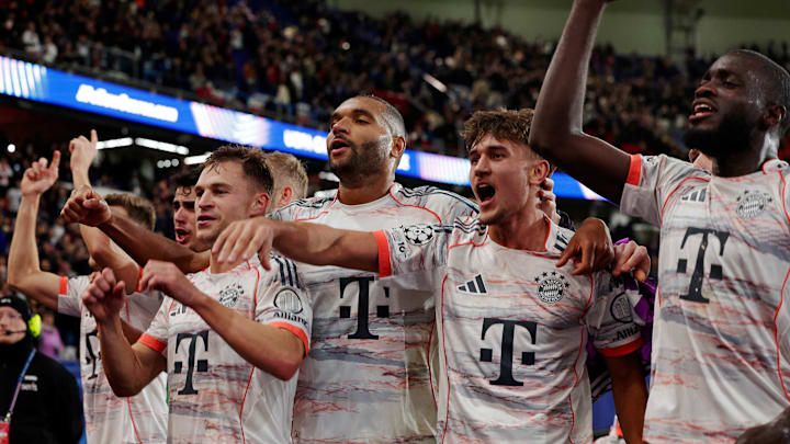 Die Spieler des FC Bayern feiern den Sieg in Paris