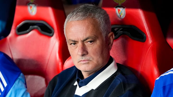 José Mourinho devrait s'engager avec le SL Benfica prochainement. José Mourinho devrait s'engager avec le SL Benfica prochainement.