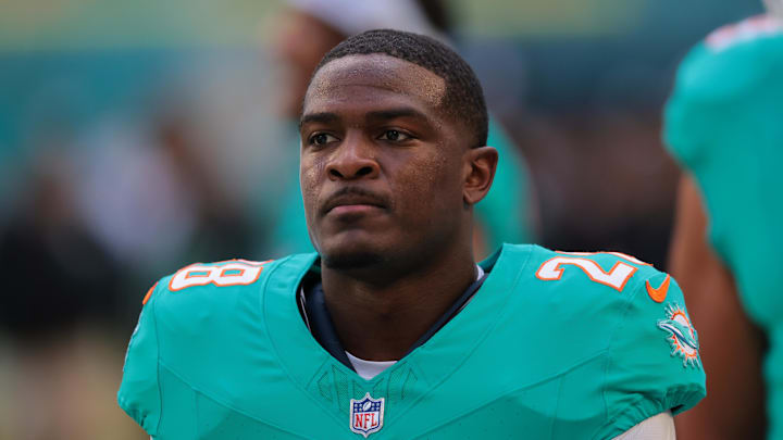 Dec 28, 2025; Miami Gardens, Florida, USA; Miami Dolphins running back De'Von Achane (28) warms up before a game against the Tampa Bay Buccaneers at Hard Rock Stadium. Mandatory Credit: Sam Navarro-Imagn Images Dec 28, 2025; Miami Gardens, Florida, USA; Miami Dolphins running back De'Von Achane (28) warms up before a game against the Tampa Bay Buccaneers at Hard Rock Stadium. Mandatory Credit: Sam Navarro-Imagn Images