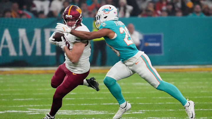 Nov 16, 2025; Madrid, Spain; Washington Commanders tight end Colson Yankoff (80) carries the ball defended by Miami Dolphins safety Minkah Fitzpatrick (29) in the first quarterduring the 2025 NFL Madrid Game at Santiago Bernabeu Stadium. Mandatory Credit: Kirby Lee-Imagn Images