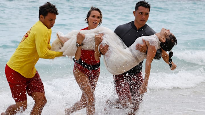 RESCUE: HI-SURF: Arielle Kebbel (2nd from L) and Kekoa Kekumano (2nd from R) in the RESCUE: HI-SURF episode airing Monday, Nov. 4 (9:02-10:00 PM ET/PT) on FOX.