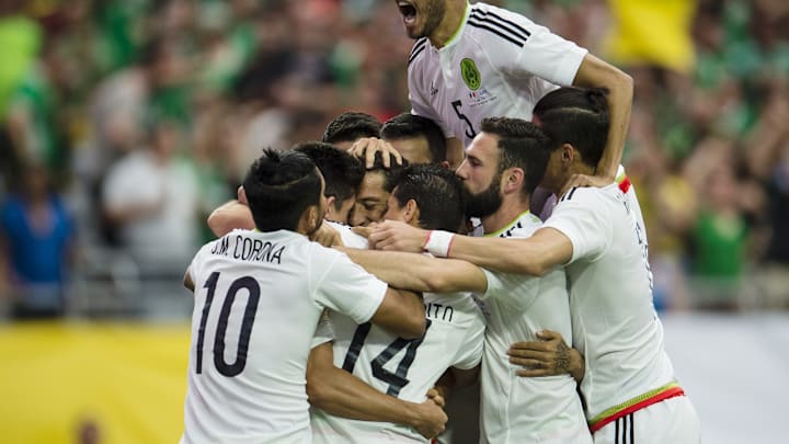 Jugadores de México celebran un gol en la Copa América
