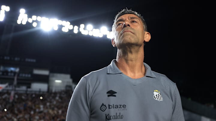 Caixinha viu Santos levar virada na estreia do Brasileirão Caixinha viu Santos levar virada na estreia do Brasileirão