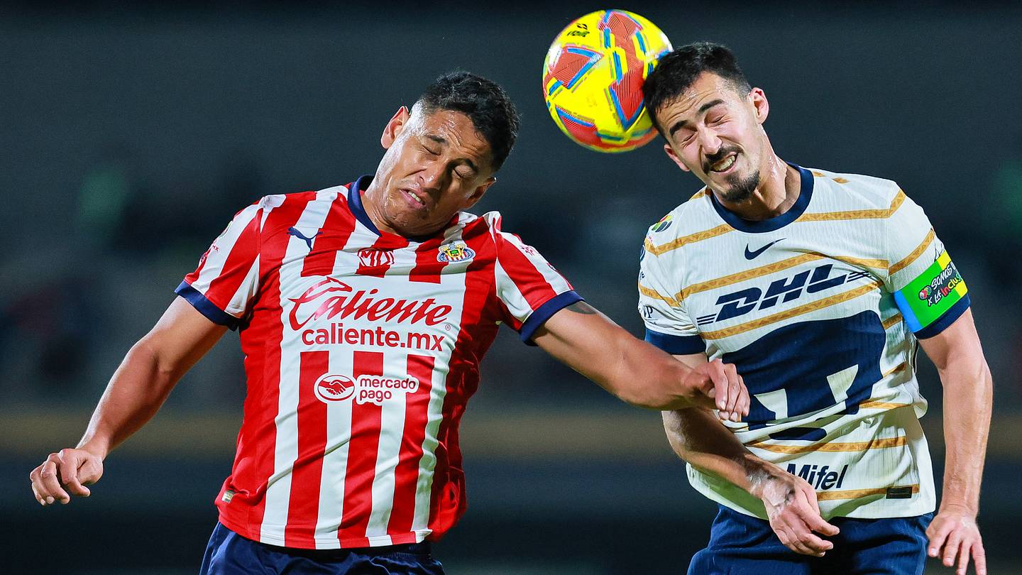 Las posibles alineaciones titulares de Pumas y Chivas