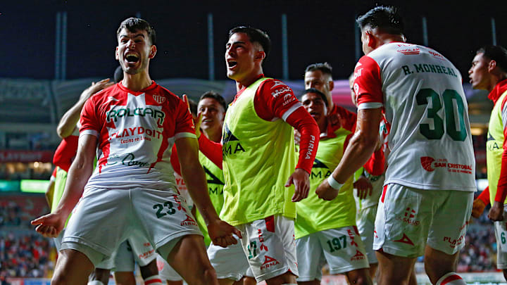 Necaxa's Alan Montes (No. 23) exults after scoring the game-winner in minute 90+3. The Rayos had been losing 1-0 to Atlas until Ricardo Monreal (No. 30) equalized in minute 88.