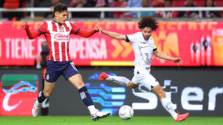 UNAM's César Huerta (right) found little space against his former teammates in Thursday's first-leg, quarterfinal match.