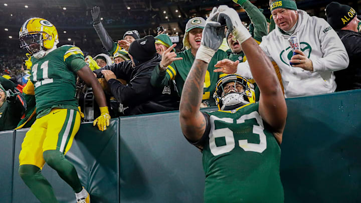Green Bay Packers offensive tackle Rasheed Walker (63) takes a selfie on a fan’s phone after a touchdown by running back Josh Jacobs on Sunday, November 24, 2024, at Lambeau Field in Green Bay, Wis. The Packers won the game, 38-10.
Tork Mason/USA TODAY NETWORK-Wisconsin