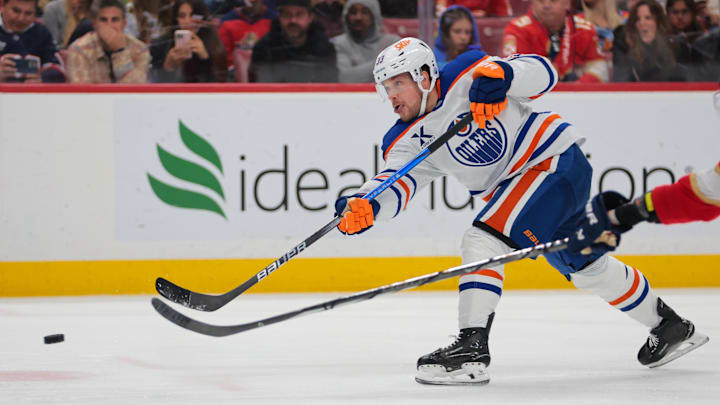 Edmonton Oilers left wing Viktor Arvidsson (33)