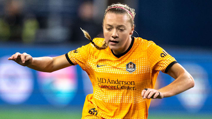 Houston Dash forward Avery Patterson (30) dribbles the ball against the Seattle Reign at Lumen Field 