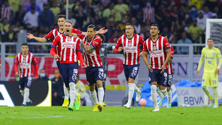 Jugadores de Chivas celebran un gol en un Clásico Nacional.