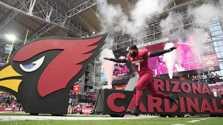 Arizona Cardinals linebacker Kyzir White (7) is introduced before playing against the Chicago Bears at State Farm Stadium on Nov 3, 2024, in Glendale. Arizona Cardinals linebacker Kyzir White (7) is introduced before playing against the Chicago Bears at State Farm Stadium on Nov 3, 2024, in Glendale.
