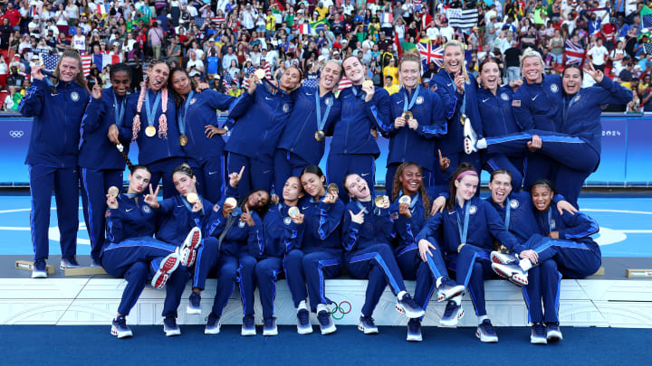 Das USWNT bei der Übergabe der Gold-Medaille. 