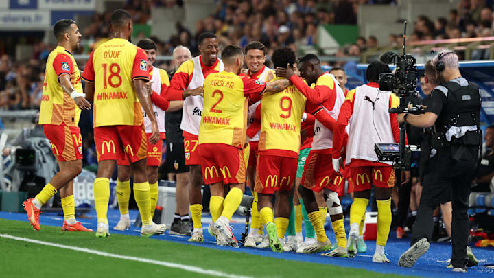 Lens sort la tête de l'eau.