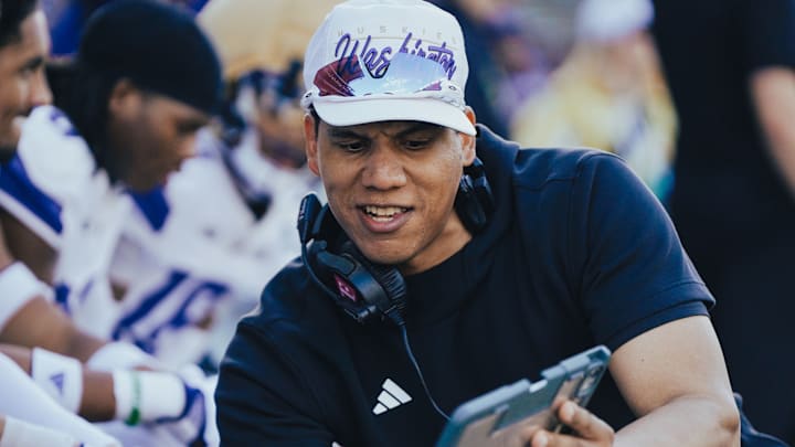 Taylor Mays offers a sideline tip during the Spring Game. 