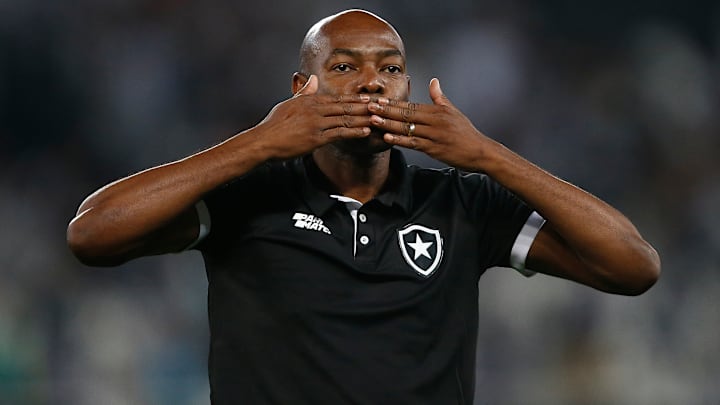 Claudio Caçapa comandou o Botafogo pela última vez em 2023 Claudio Caçapa comandou o Botafogo pela última vez em 2023
