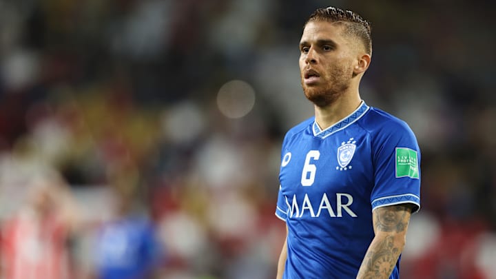 Ex-Flamengo, Cuéllar aceita reduzir salário para voltar a jogar no Brasil.