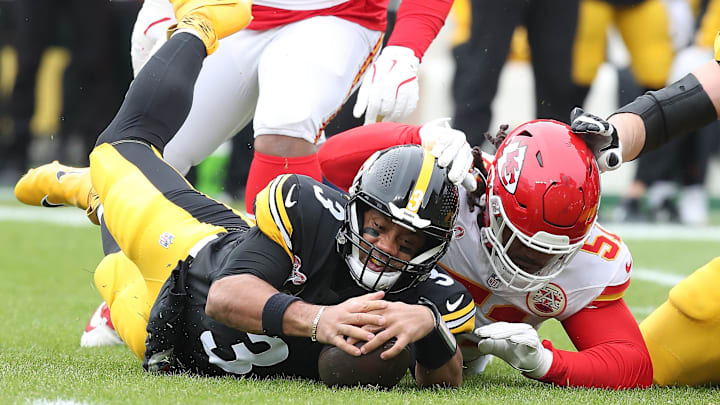 Dec 25, 2024; Pittsburgh, Pennsylvania, USA; Pittsburgh Steelers quarterback Russell Wilson (3) recovers his own fumble ahead of Kansas City Chiefs defensive end Mike Danna (51) during the first quarter at Acrisure Stadium. Mandatory Credit: Charles LeClaire-Imagn Images Dec 25, 2024; Pittsburgh, Pennsylvania, USA; Pittsburgh Steelers quarterback Russell Wilson (3) recovers his own fumble ahead of Kansas City Chiefs defensive end Mike Danna (51) during the first quarter at Acrisure Stadium. Mandatory Credit: Charles LeClaire-Imagn Images