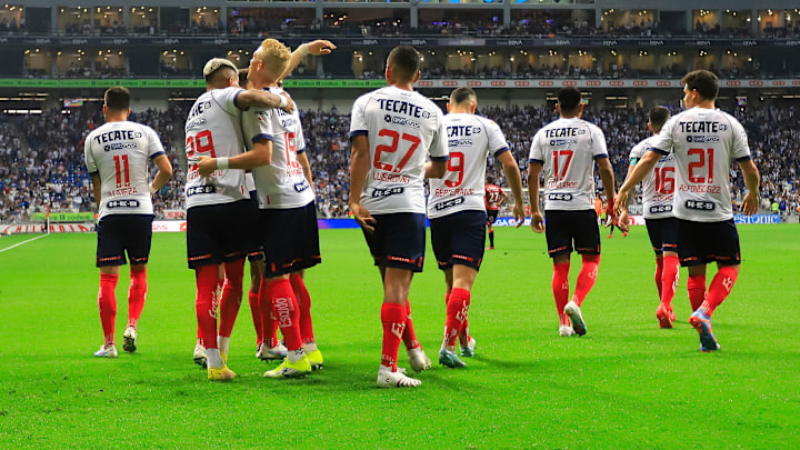 Jugadores de Monterrey celebran un gol.
