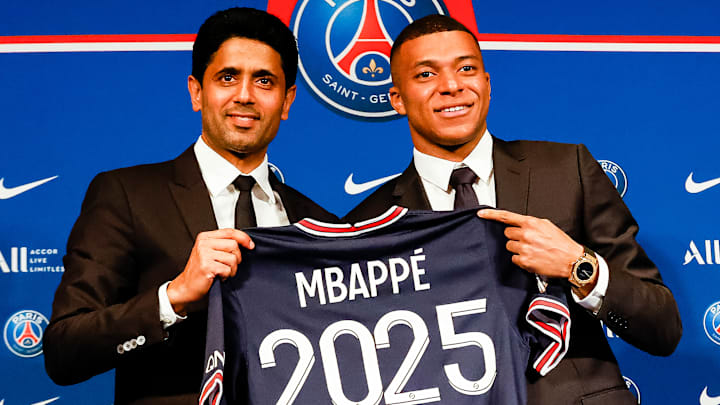 Kylian Mbappé et Nasser Al-Khelaifi après sa prolongation au PSG Kylian Mbappé et Nasser Al-Khelaifi après sa prolongation au PSG