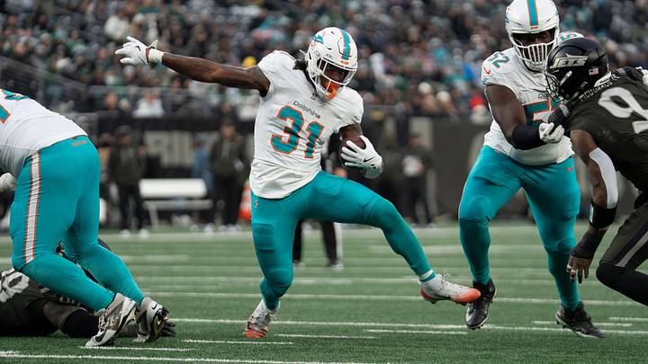 Miami Dolphins running back Ollie Gordon II (31) runs the ball for a touchdown during a week 14 football game between the New York Jets and Miami Dolphins at MetLife Stadium on Sunday, Dec. 7, 2025.