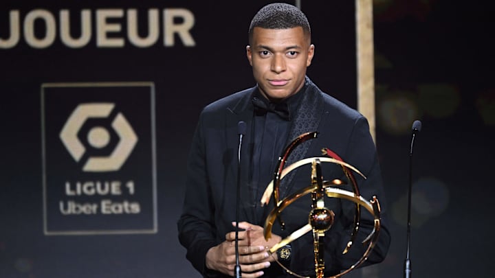 Mbappé ganha prêmio de melhor jogador após se tornar campeão francês pelo Paris Saint-Germain Mbappé ganha prêmio de melhor jogador após se tornar campeão francês pelo Paris Saint-Germain
