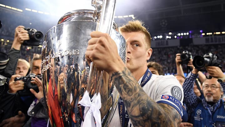 Toni Kroos lifts the Champions League trophy in 2017.