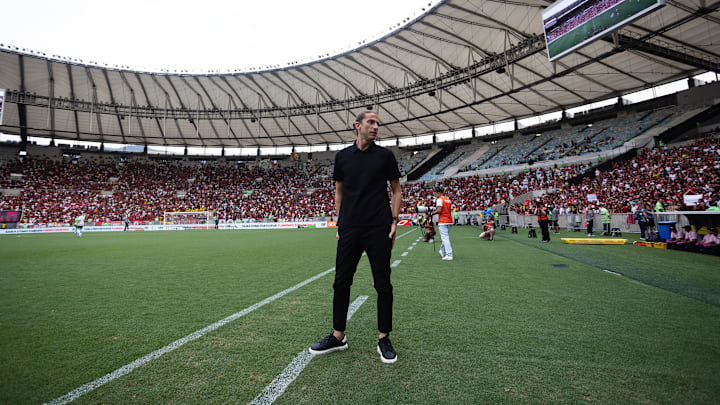Técnico comanda equipe em decisão
