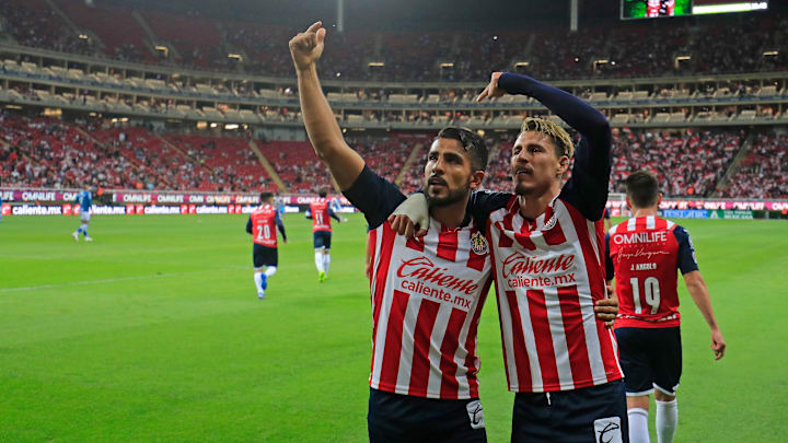 Jugadores de las Chivas del Guadalajara celebran un gol.