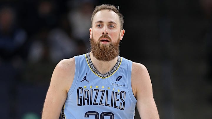 Former Memphis Grizzlies center Jay Huff (30) in a game against the Phoenix Suns.