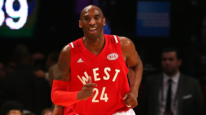 Kobe Bryant es homenajeado con el trofeo del Juego de Estrellas