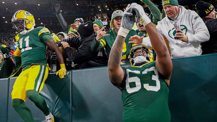 Green Bay Packers offensive tackle Rasheed Walker (63) takes a selfie on a fan’s phone after a touchdown by running back Josh Jacobs on Sunday, November 24, 2024, at Lambeau Field in Green Bay, Wis. The Packers won the game, 38-10.
Tork Mason/USA TODAY NETWORK-Wisconsin