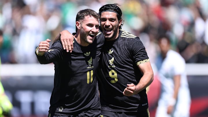 Santiago Giménez y Raúl Jiménez son las grandes figuras de México