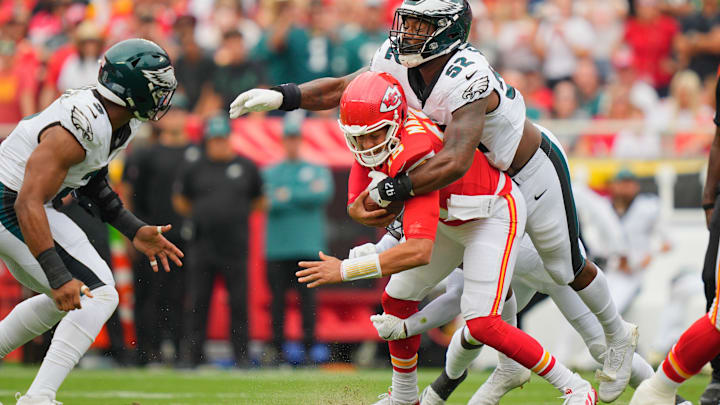 Sep 14, 2025; Kansas City, Missouri, USA; Philadelphia Eagles defensive end Za'Darius Smith (52) sacks Kansas City Chiefs quarterback Patrick Mahomes (15) during the second quarter of the game at GEHA Field at Arrowhead Stadium. Mandatory Credit: Jay Biggerstaff-Imagn Images Sep 14, 2025; Kansas City, Missouri, USA; Philadelphia Eagles defensive end Za'Darius Smith (52) sacks Kansas City Chiefs quarterback Patrick Mahomes (15) during the second quarter of the game at GEHA Field at Arrowhead Stadium. Mandatory Credit: Jay Biggerstaff-Imagn Images