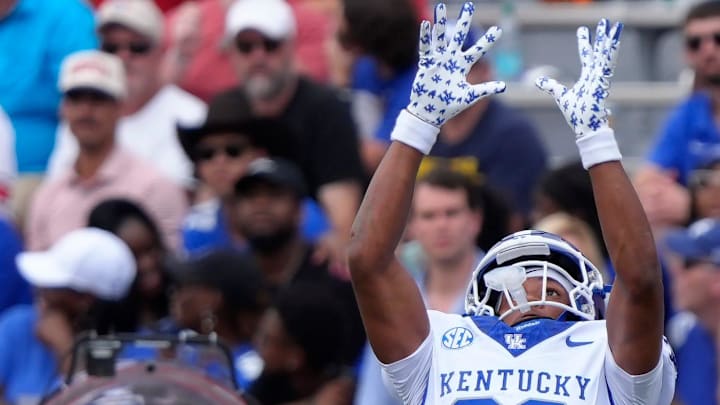 Kentucky wide receiver Cameron Miller (22) pulls in a pass from Kentucky quarterback Cutter Boley (8) during the second half of a NCAA college football game against Kentucky in Athens, Ga., on Saturday, October 4, 2025. Georgia won 35-14.
