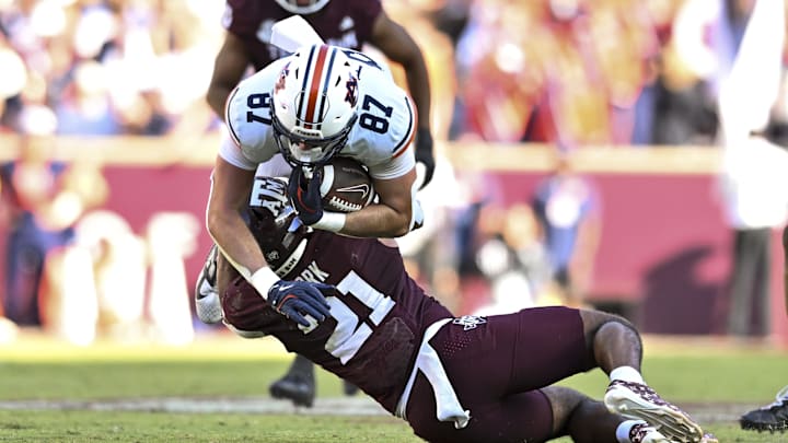 Sep 27, 2025; College Station, Texas, USA; Texas A&M Aggies linebacker Taurean York (21) tackles Auburn Tigers tight end Brandon Frazier (87) during the third quarter at Kyle Field. Mandatory Credit: Maria Lysaker-Imagn Images Sep 27, 2025; College Station, Texas, USA; Texas A&M Aggies linebacker Taurean York (21) tackles Auburn Tigers tight end Brandon Frazier (87) during the third quarter at Kyle Field. Mandatory Credit: Maria Lysaker-Imagn Images