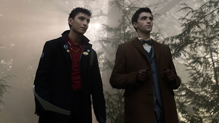 DEAD BOY DETECTIVES. (L to R) Jayden Revri as Charles Rowland and George Rexstrew as Edwin Payne in episode 2 of DEAD BOY DETECTIVES. Cr. Ed Araquel/Netflix © 2023