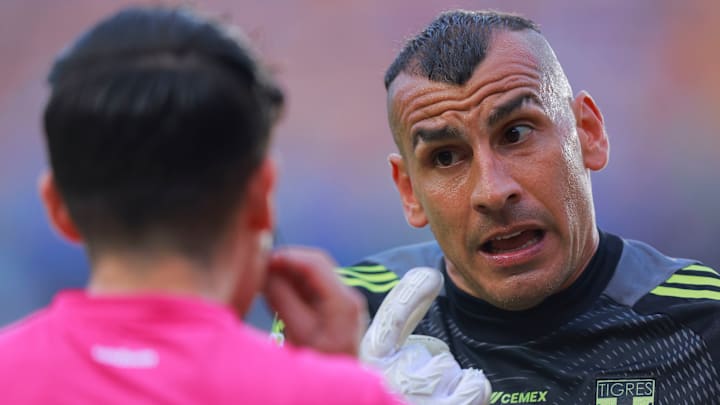 El arquero argentino Nahuel Guzmán le reclama al árbitro Jorge Camacho