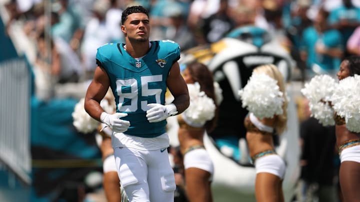 Sep 7, 2025; Jacksonville, Florida, USA; Jacksonville Jaguars tight end Brenton Strange (85) takes the field prior to a game against the Carolina Panthers at EverBank Stadium.