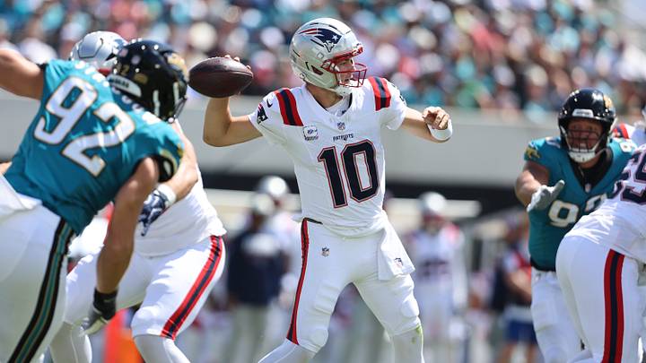 Sep 27, 2026; Jacksonville, Florida, USA; New England Patriots quarterback Drake Maye (10) looks to throw downfield during the first quarter against the Jacksonville Jaguars at EverBank Stadium. Mandatory Credit: Morgan Tencza-Imagn Images Sep 27, 2026; Jacksonville, Florida, USA; New England Patriots quarterback Drake Maye (10) looks to throw downfield during the first quarter against the Jacksonville Jaguars at EverBank Stadium. Mandatory Credit: Morgan Tencza-Imagn Images