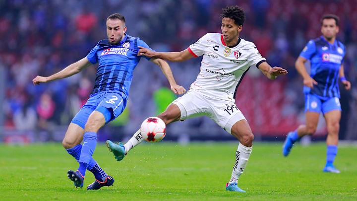 Alejandro Mayorga yJonathan Herrera en la pelea de un balón. Alejandro Mayorga yJonathan Herrera en la pelea de un balón.