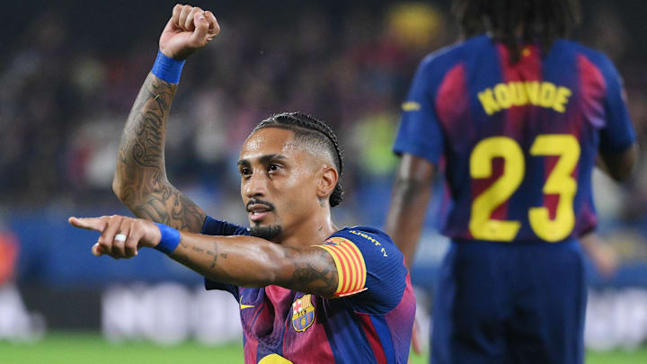 Raphinha festeja un gol ante el Valencia