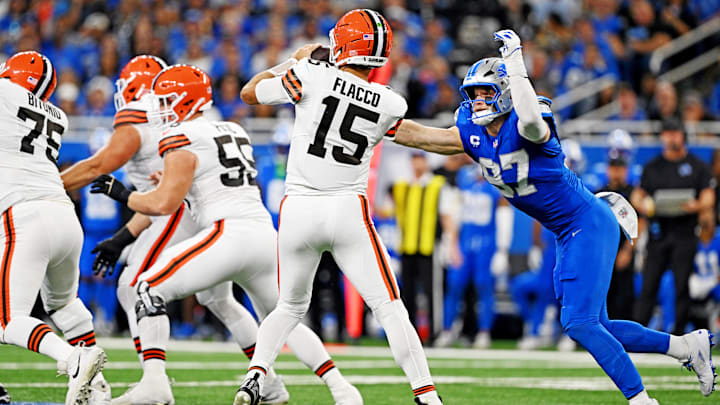 Sep 28, 2025; Detroit, Michigan, USA; Cleveland Browns quarterback Joe Flacco (15) passes the ball off during the second half against the Detroit Lions at Ford Field. Mandatory Credit: Lon Horwedel-Imagn Images Sep 28, 2025; Detroit, Michigan, USA; Cleveland Browns quarterback Joe Flacco (15) passes the ball off during the second half against the Detroit Lions at Ford Field. Mandatory Credit: Lon Horwedel-Imagn Images