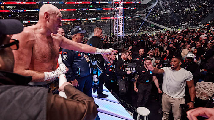 After 12 rounds against Arslanbek Makhmudov, Tyson Fury called out Anthony Joshua. 