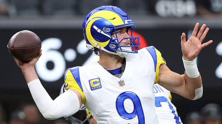 Matthew Stafford lanzó tres pases de touchdown ante los Raiders y llegó a 155 con los Rams, con lo que superó el récord de la franquicia que pertenecía a Roman Gabriel. Matthew Stafford lanzó tres pases de touchdown ante los Raiders y llegó a 155 con los Rams, con lo que superó el récord de la franquicia que pertenecía a Roman Gabriel.