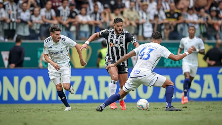 Cruzeiro e Atlético-MG se enfrentam no Mineirão, às 15h30 (de Brasília)