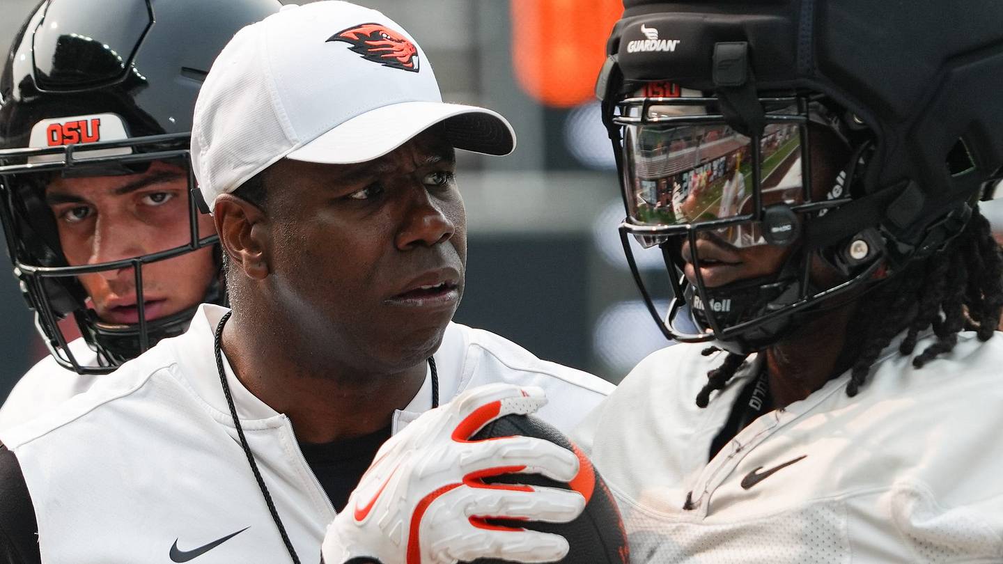 Oregon State Beavers durante le sessioni di allenamento, con giocatori e allenatori in campo