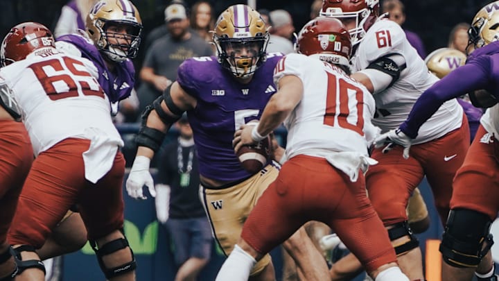 Zach Durfee comes after WSU's John Mateer in the Apple Cup. 
