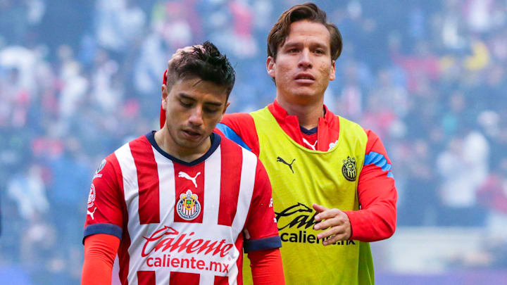 Fernando Beltrán es consolado por Rubén González tras la caída de Chivas ante Puebla.