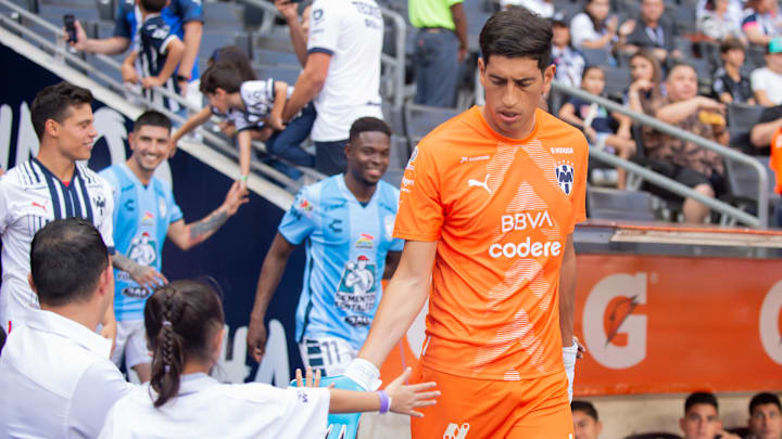 El arquero argentino Esteban Andrada saludando a los pequeños del protocolo de Liga MX.